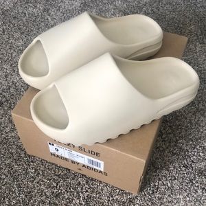 Yeezy Slides in Bone